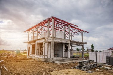 İnşaat alanındaki yeni ev inşaatı devam ediyor