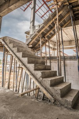 İnşaat alanında beton merdivenli yeni bina iç mimarisi