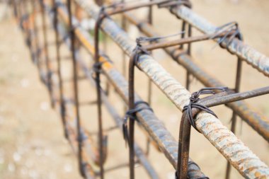 Betonu güçlendirmek için çelik çubuklu yeni ev inşaatı