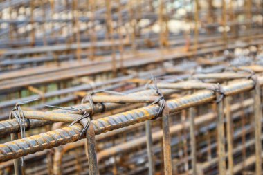 İnşaat alanında güçlendirilmiş beton için çelik çubuk