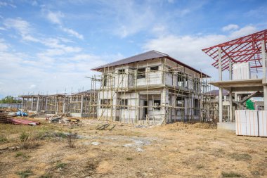 İnşaat alanındaki yeni ev inşaatı devam ediyor