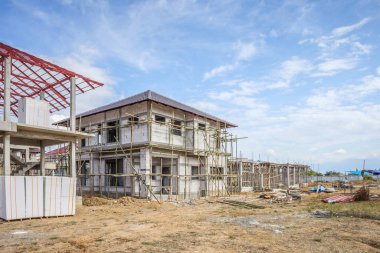 İnşaat alanındaki yeni ev inşaatı devam ediyor