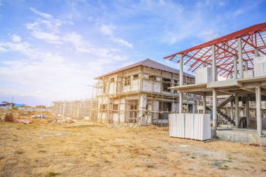 İnşaat alanındaki yeni ev inşaatı devam ediyor