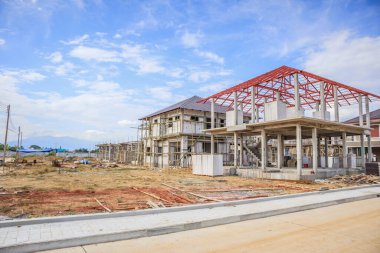 İnşaat alanındaki yeni ev inşaatı devam ediyor