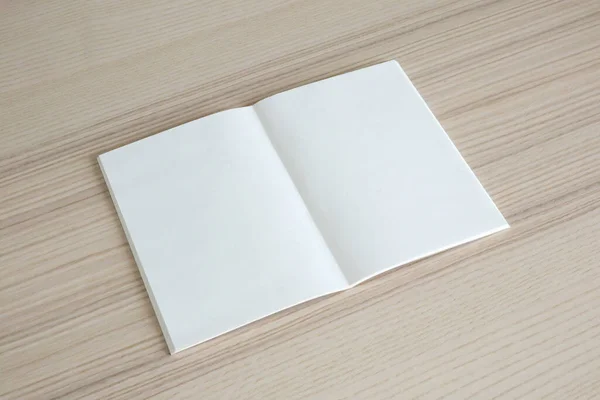 Mock Livro Papel Aberto Branco Fundo Mesa Madeira — Fotografia de Stock