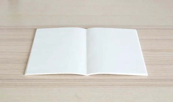 Нарисуйте Открытую Бумажную Книгу Фоне Деревянного Стола — стоковое фото