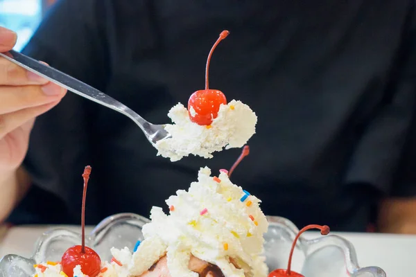 채찍질 크림과 체리가 유리그릇에 아이스크림 — 스톡 사진