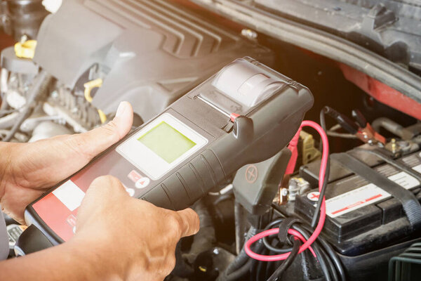 вольтметр контроля напряжения автомобильного аккумулятора в центре обслуживания автомобилей 