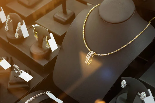 Ékszer Gyémánt Arany Bolt Gyűrűk Nyakláncok Luxus Kiskereskedelmi Kirakati Kirakat — Stock Fotó