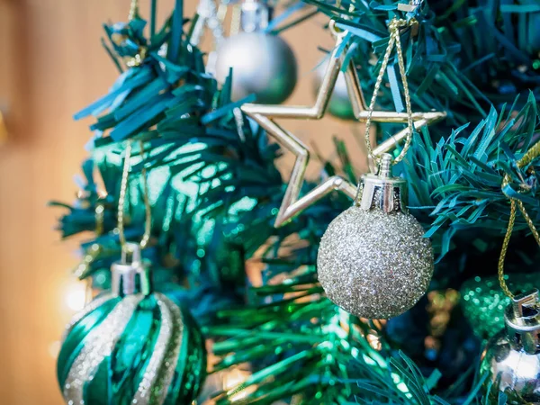 Χριστουγεννιάτικο Δέντρο Διακοσμήσεις Στο Φόντο Κλαδιά — Φωτογραφία Αρχείου