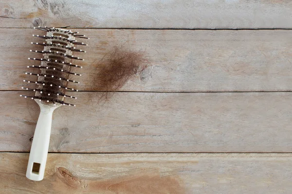 Pérdida Cabello Primer Plano Del Cepillo Con Pelo Perdido Mesa — Foto de Stock