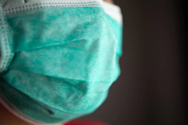 Quarantined Asiatico Donna Indossare Faccia Maschera Soggiorno Casa Guardando Attraverso — Foto Stock