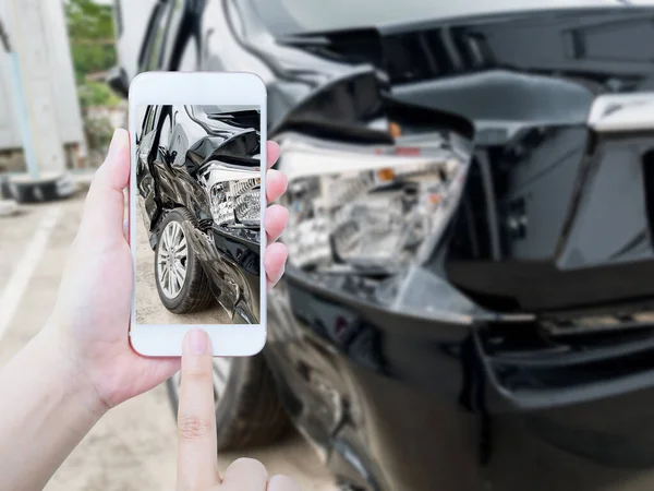 Kadın Cep Telefonuyla Sigorta Için Araba Kazası Fotoğrafı Çekiyor — Stok fotoğraf