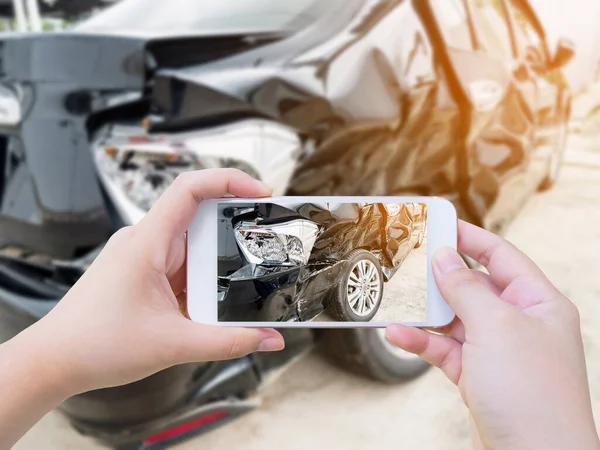 Feminino Mantenha Smartphone Móvel Fotografando Acidente Carro Para Seguro — Fotografia de Stock