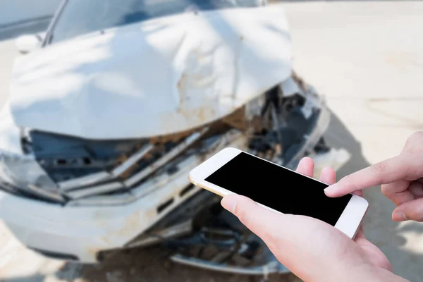 Feminino Usando Telefone Inteligente Móvel Tirando Foto Acidente Carro Danos — Fotografia de Stock