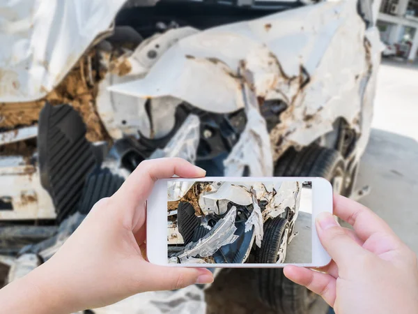 Feminino Usando Telefone Inteligente Móvel Tirando Foto Acidente Carro Danos — Fotografia de Stock