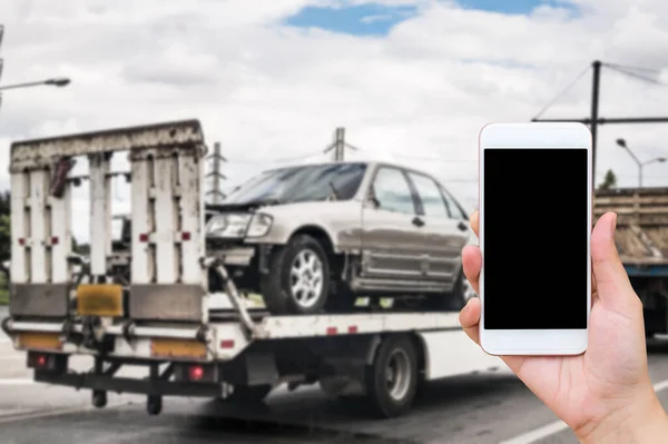 Mão Usando Smartphone Móvel Para Serviço Emergência Estrada Com Carro — Fotografia de Stock