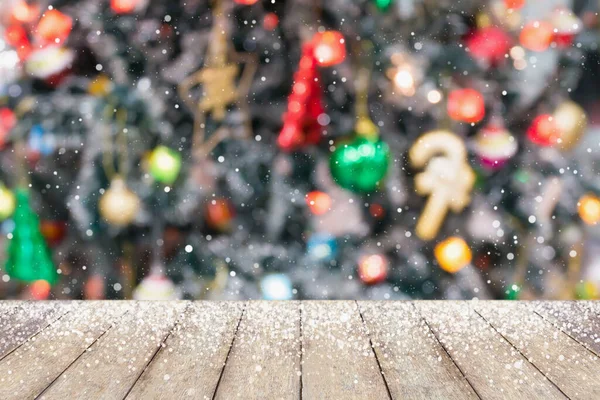 木のテーブルとクリスマスツリー装飾抽象的なぼかし雪の背景 — ストック写真