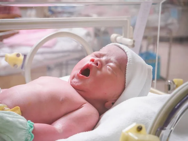 Recién Nacido Bebé Dormir Incubadora Hospital — Foto de Stock