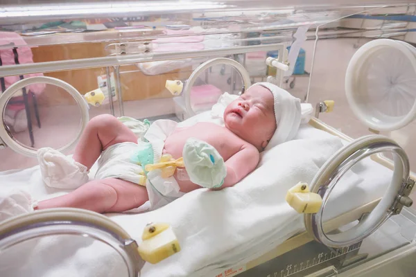 Новорожденный Младенец Спит Инкубаторе Больнице — стоковое фото