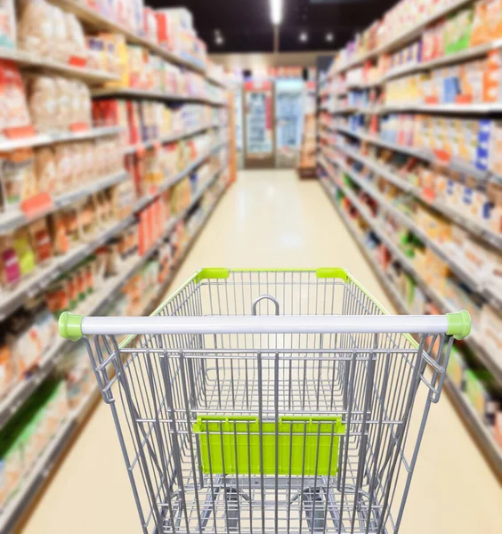 Boş alışveriş arabası konseptiyle süpermarket koridoru