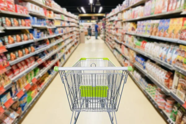 Boş alışveriş arabası konseptiyle süpermarket koridoru