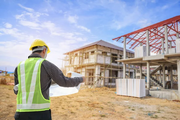 Ingeniero Profesional Arquitecto Trabajador Con Casco Protector Planos Papel Edificio — Foto de Stock