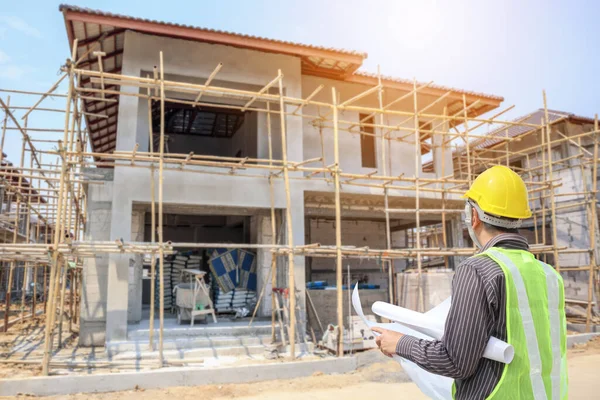 Ingegnere Professionista Architetto Lavoratore Con Casco Protettivo Cianografie Carta Casa — Foto Stock