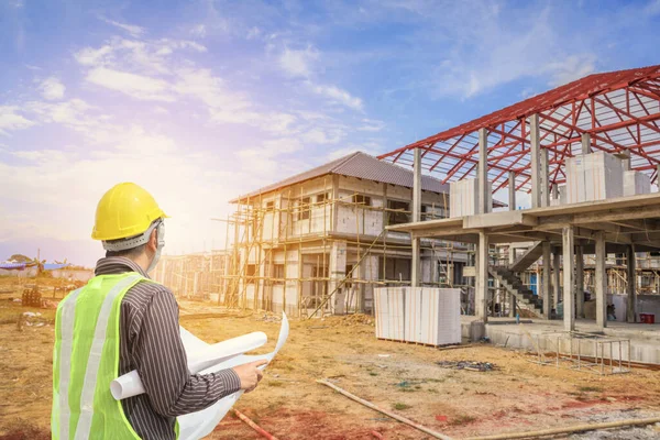 Ingeniero Profesional Arquitecto Trabajador Con Casco Protector Planos Papel Edificio — Foto de Stock