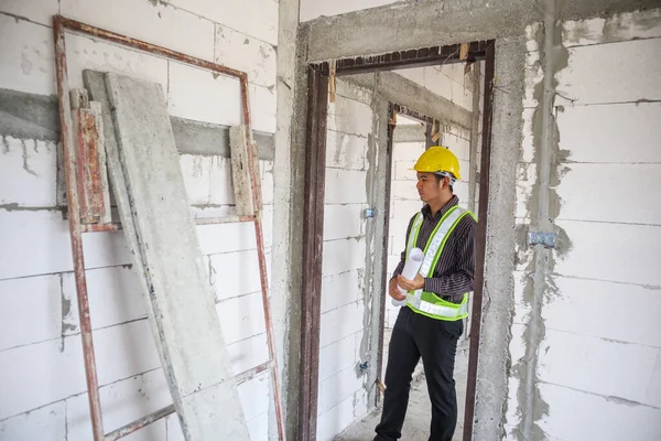 Asiático Hombre Negocios Ingeniero Construcción Trabajador Casco Protección Planos Papel — Foto de Stock