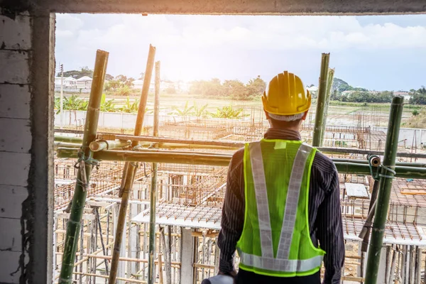 Asiático Hombre Negocios Ingeniero Construcción Trabajador Casco Protección Planos Papel — Foto de Stock