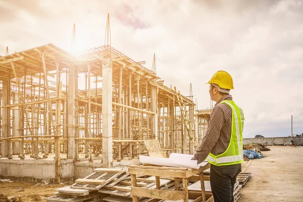 Giovane Uomo Affari Ingegnere Professionista Operaio Presso Cantiere Casa Con — Foto Stock