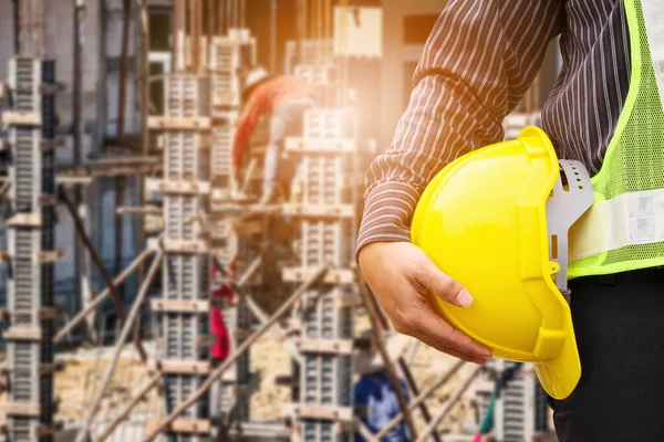 Asiático Hombre Negocios Ingeniero Construcción Trabajador Casco Protección Planos Papel — Foto de Stock