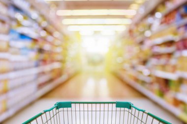 Süpermarket koridorundaki alışveriş arabası görünümü odaklanmış bulanık arkaplan