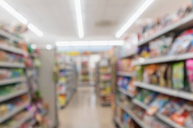 Soyut bulanık süpermarket koridoru ve ürün rafları iç odaklanmış arka plan