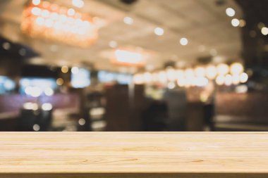 Soyut bulanık kafeli ahşap masa Bokeh ışıkları odaklı arka plan