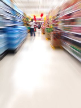 Süpermarketteki su rafları bulanık arkaplan