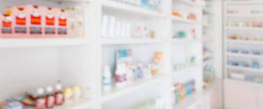 Eczane bulanıklığı, ilaç ve sağlık ürünleri raflarda duran soyut arka plan.