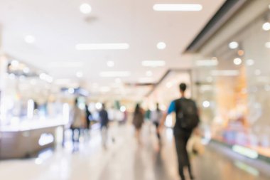 Modern alışveriş merkezindeki soyut bulanık insanlar iç mekanlarında odaklanmış arka plan