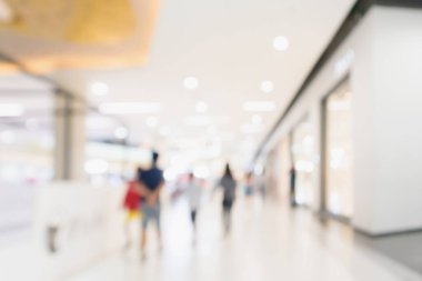 Modern alışveriş merkezindeki soyut bulanık insanlar iç mekanlarında odaklanmış arka plan