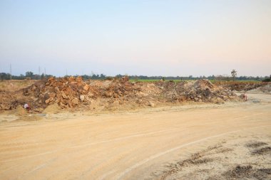 Gökyüzü ile inşaat alanı arka planı