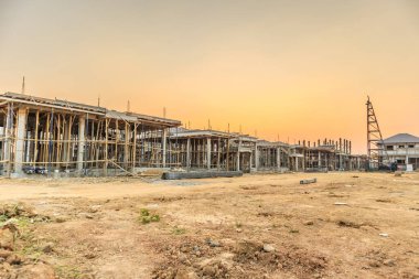 İnşaat alanındaki yeni ev inşaatı için çimento çerçeveleri, gayrimenkul geliştirme