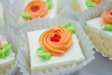 Renkli pastalar kapayın