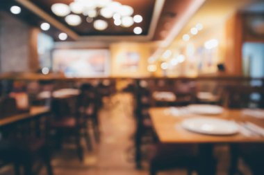 Restoran kafesi ya da kafenin içi soyut odaklanmış bulanık arka planı olan insanlarla dolu.