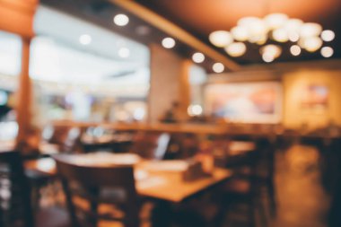 Restoran kafesi ya da kafenin içi soyut odaklanmış bulanık arka planı olan insanlarla dolu.