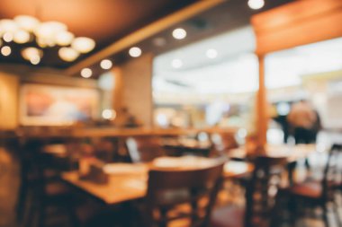 Restoran kafesi ya da kafenin içi soyut odaklanmış bulanık arka planı olan insanlarla dolu.
