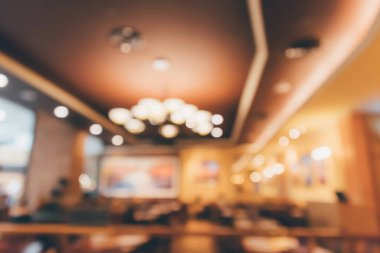 Restoran kafesi ya da kafenin içi soyut odaklanmış bulanık arka planı olan insanlarla dolu.