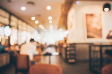 Restoran kafesi ya da kafenin içi soyut odaklanmış bulanık arka planı olan insanlarla dolu.