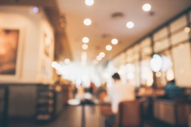 Restoran kafesi ya da kafenin içi soyut odaklanmış bulanık arka planı olan insanlarla dolu.