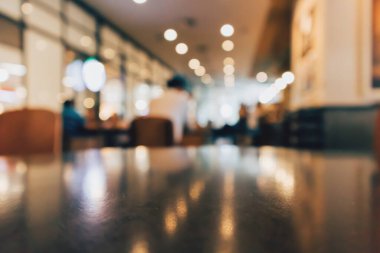 Restoran kafesi ya da kafenin içi soyut odaklanmış bulanık arka planı olan insanlarla dolu.